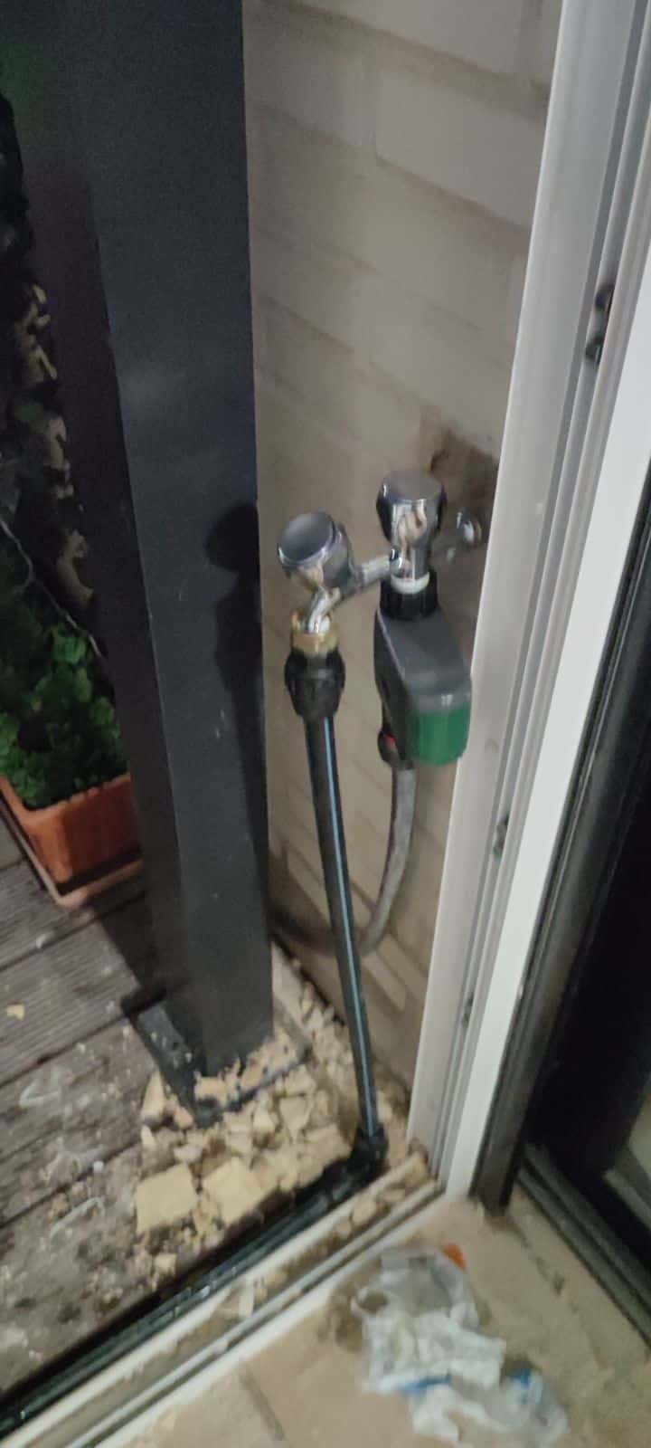 Rotura de tubería y conexión de grifo de jardín