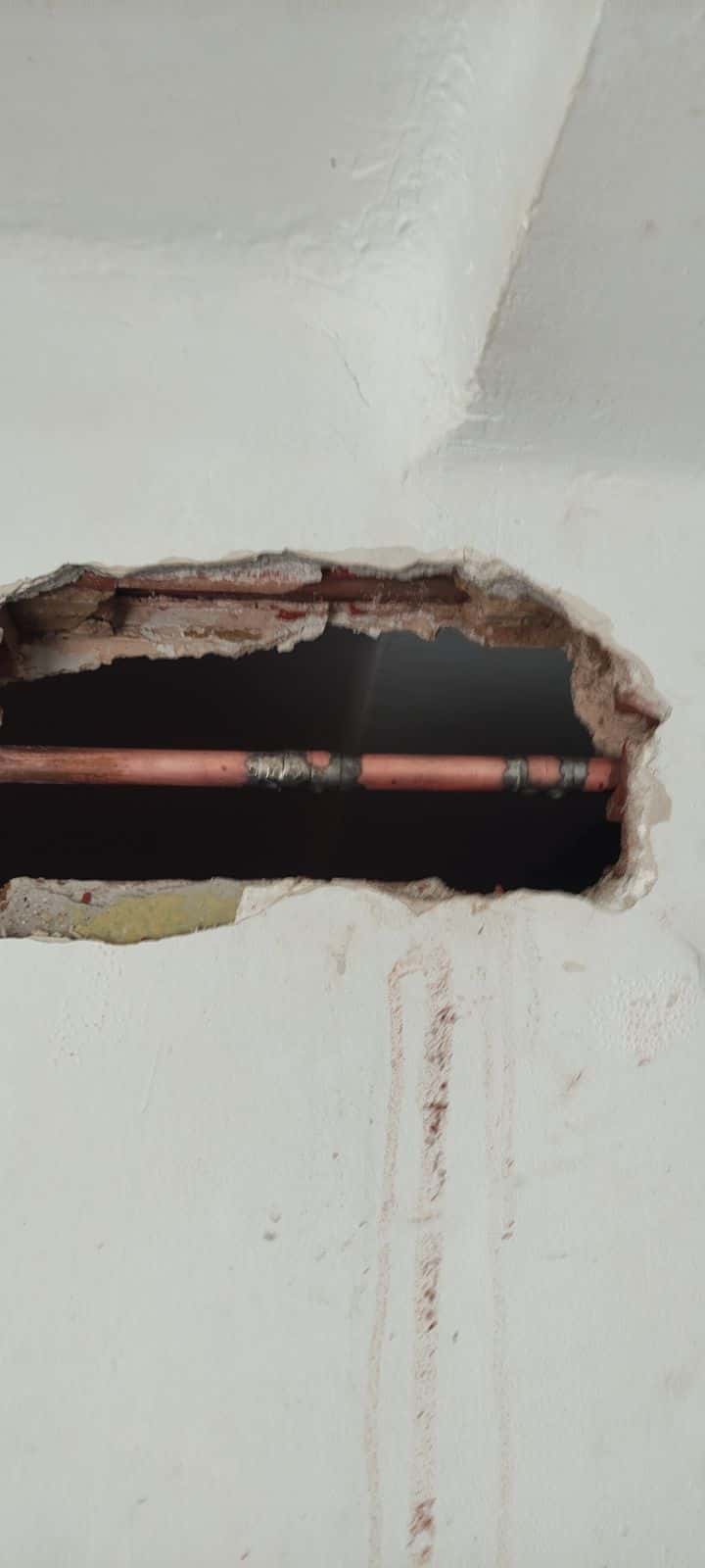 Localización de fuga de agua potable y reparación