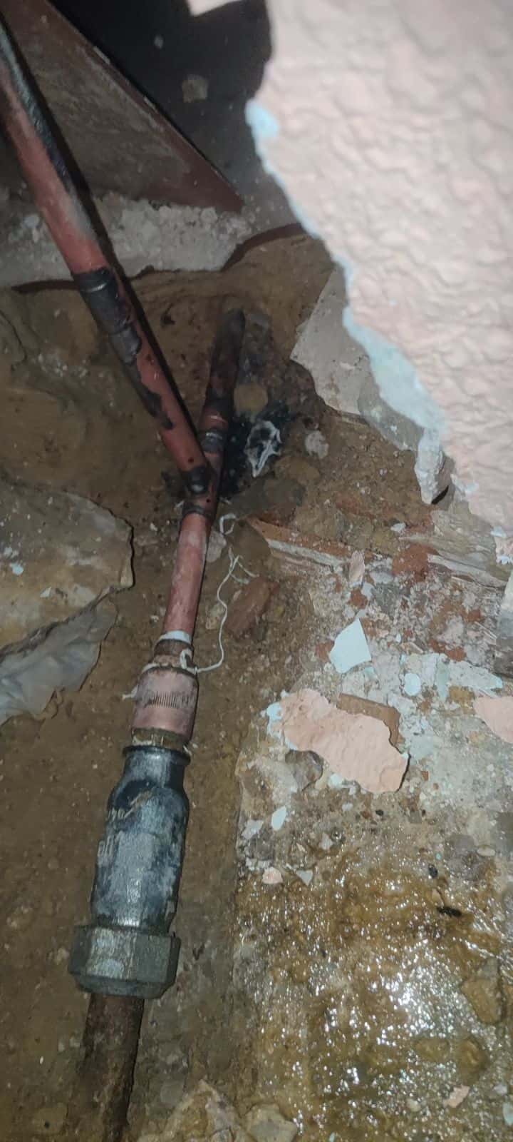 Fuga de agua potable en pared de cocina